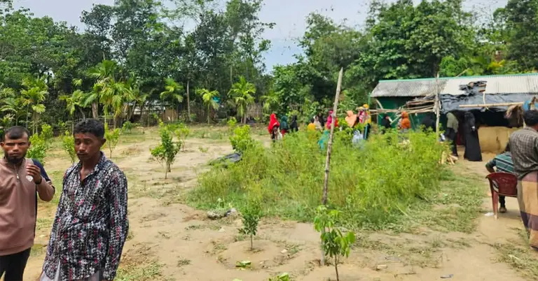 ঘটনাস্থলে স্থানীয়দের ভিড়